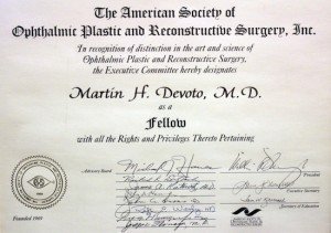 Fellow de la American Society of Ophthalmic Plastic and Reconstructive Surgery